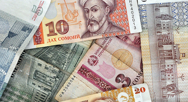 В Таджикистане дешевеет сомони, доллар уходит в подполье