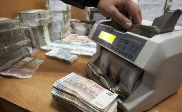 В Таджикистане продолжается падение курса сомони в отношении доллара и рубля