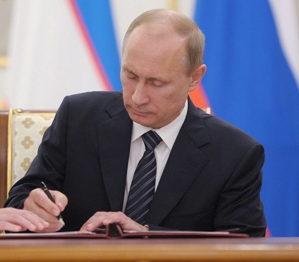 Владимир Путин подписал Закон о беспошлинных поставках нефтепродуктов из России в Таджикистан