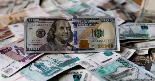 В 2016 году продолжается спад денежных переводов мигрантов из РФ в страны СНГ