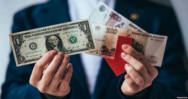Биржевой курс доллара поднялся выше 58 рублей