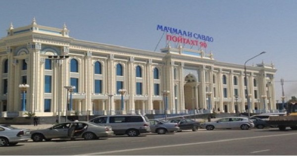 Продавцы покидают недавно открывшийся торговый центр «Пойтахт-90»