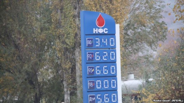 Бензин везде дешевеет, а в Таджикистане дорожает