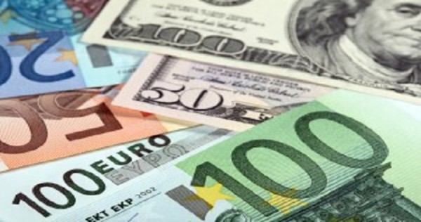 В Таджикистан снизились рыночные курсы доллара, российского рубля и евро
