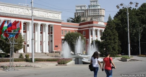 Расходы на сувениры для парламентариев равны расходам на строительство школы