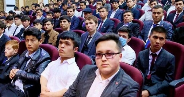300 студентов Согдийской области получили единовременную помощь