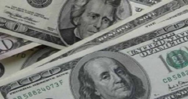 Рыночный курс доллара США в Таджикистане незначительно снизился