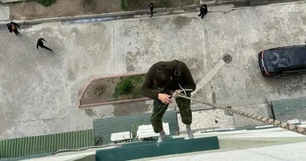 В Душанбе спасатели КЧС вызволили из запертой квартиры трехлетнюю девочку