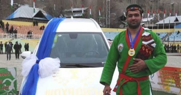 В Хороге победитель соревнований по гуштингири получил электромобиль