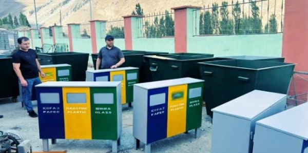 В Хороге установили 150 новых контейнеров для сбора мусора