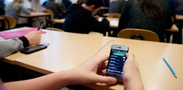 В Кыргызстане поддержали закон об ограничении использования смартфонов в школе