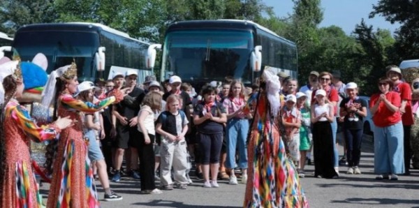 В Узбекистан прибыли 100 детей из семей, пострадавших в «Крокус Сити холле»