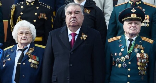 Эмомали Рахмон посетил Военный парад, посвященный 78-летию Победы в Москве