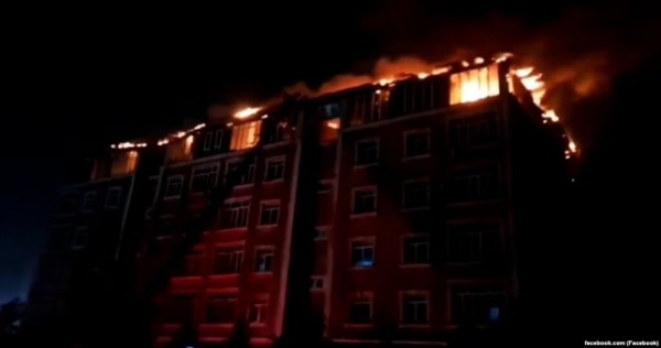 При пожаре в таджикском Вахдате сгорело несколько квартир