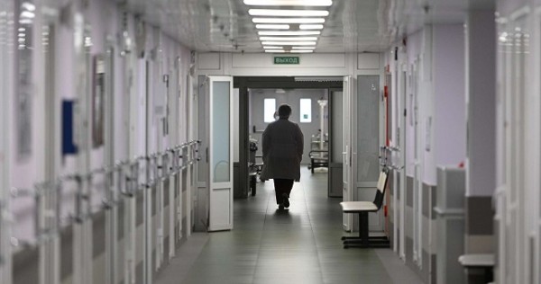 Врачам не удалось спасти таджикскую девочку, выпавшую из окна в Ленобласти