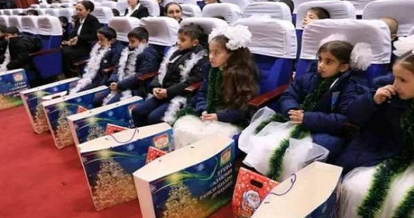 От имени Председателя города Душанбе Рустами Эмомали сиротам и беспризорным детям вручены новогодние подарки