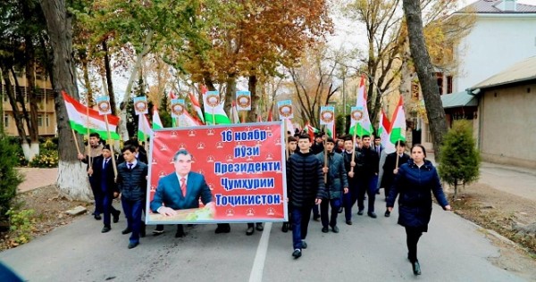 Бустон: молодежь организовала праздничное шествие