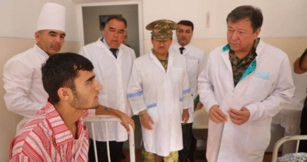 В Бободжон Гафуровском районе и Худжанде навестили офицеров и солдат