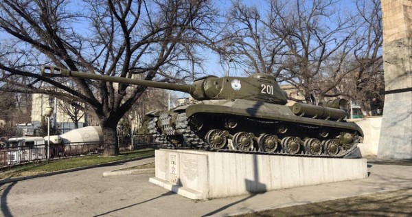 Памятник советскому танку в Душанбе перенесут в Парк Победы