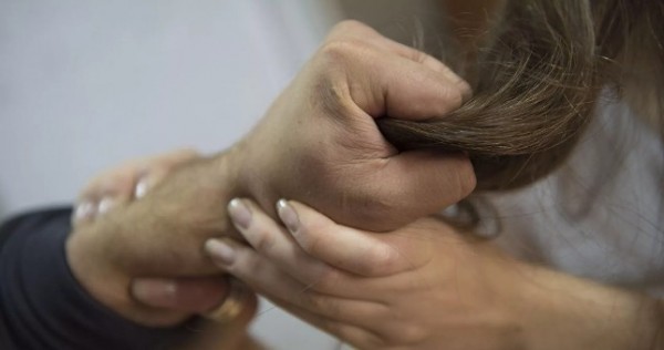 В Узбекистане мужчина едва не задушил жену на глазах у детей