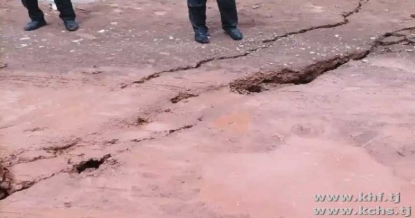 КЧС и ГО: из-за повышения уровня воды в реке Сурхоб частично разрушилась автомобильная дорога «Сарипул – Аскалон»