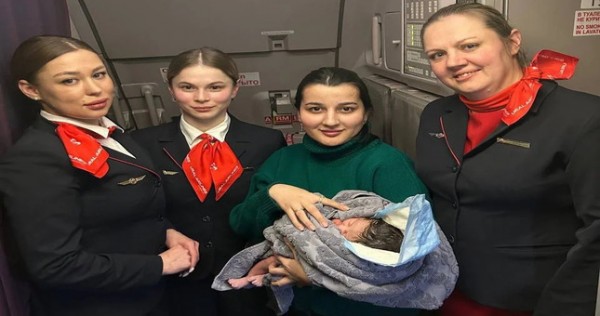 На борту самолета "Уральских авиалиний" родился ребенок