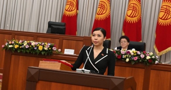 Парламент Кыргызстана одобрил закон о наказании граждан за неуважение к педагогу