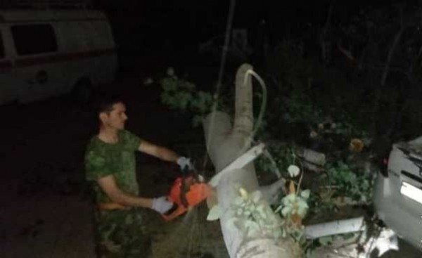 В Душанбе крыша дома обрушилась на припаркованные автомобили