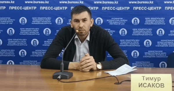 Обвинивший казахстанских полицейских в пытках узбекистанец обратился к Токаеву за помощью