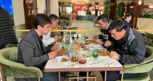 В Душанбе к празднику Навруз устроен праздничный дастархан для 50 незрячих
