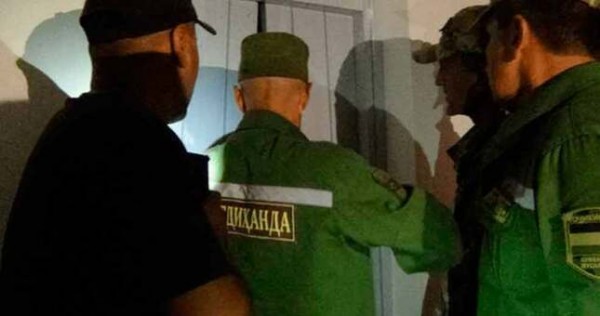Трое жителей Душанбе провели один час в застрявшем между этажами лифте