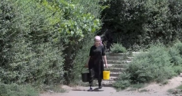 Жители Куляба страдают от нехватки питьевой воды