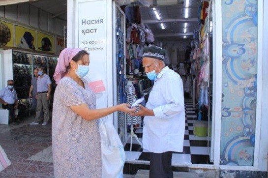 Населению Худжанда раздали 10 тысяч медицинских масок