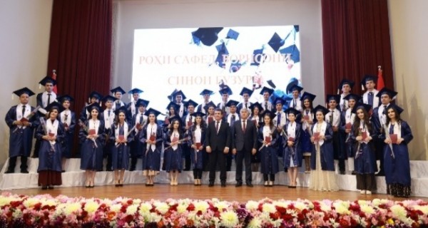 40 выпускников Таджикского государственного медицинского университета получили дипломы с отличием