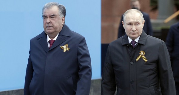 Эмомали Рахмон посетил Военный парад, посвященный 76-летию Победы в Москве