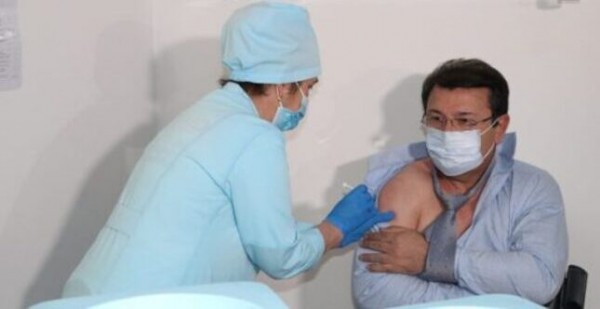 Глава Минздрава Джамолиддин Абдуллозода вакцинировался одним из первых