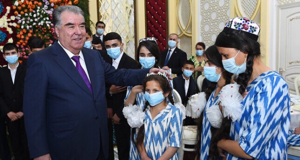 Эмомали Рахмон встретился с круглыми сиротами Хатлонской области