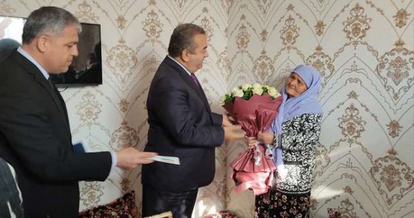 Председатель Хатлонской области накануне 8 марта подарил ключи от новой квартиры малообеспеченной семье