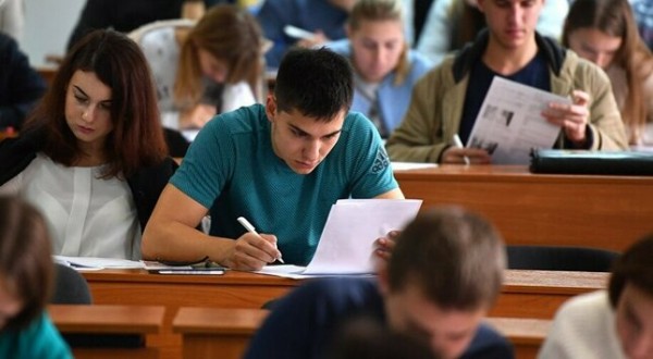 Плати и учись: как студентов Таджикистана загоняют в "кредит"