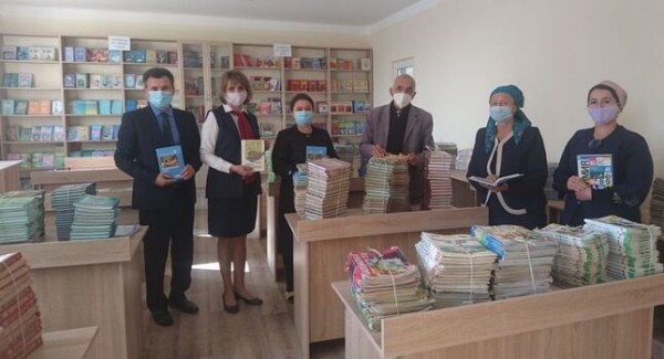 В Согде школа получила учебники на русском языке по инициативе учителя из РФ
