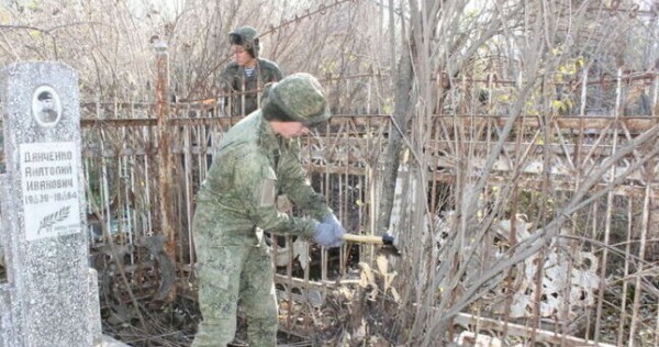 Военные РФ в Таджикистане восстанавливают места захоронения фронтовиков