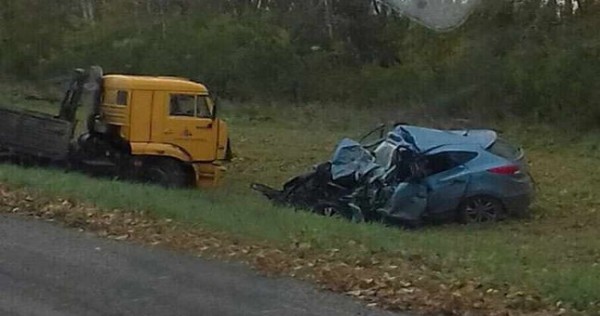 В районе Айни "легковушка" врезалась в КАМАЗ. Погибли три человека