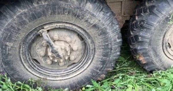 В Таджикистане двухлетний мальчик погиб под колесами грузовика своего дедушки