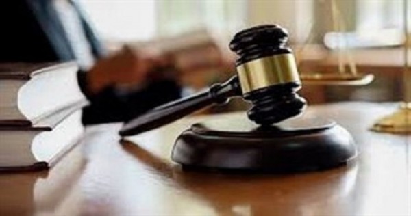 Сотрудник таможни получил 20 лет за контрабанду и служебный подлог