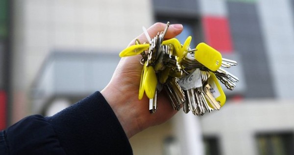 В ГБАО учителям и врачам подарили квартиры
