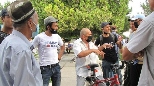«Мы весь день стоим по колено в холодной воде»: Из-за пандемии мардикорами в Таджикистане стали учителя, торговцы, студенты, инженеры и агрономы