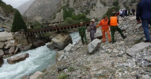 В районе Айни автомобиль вылетел в овраг. Водитель погиб