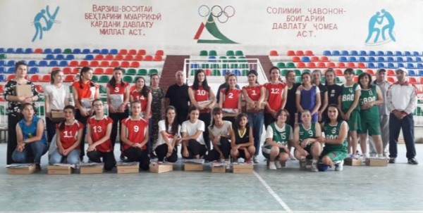 Рустами Эмомали на День физкультурника подарил спортсменам Хорога спортивную форму