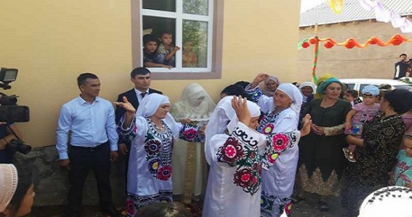 Первую свадьбу сыграли новоселы в Хуросоне
