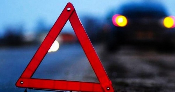В Хатлоне легковушка врезалась в остановку, а в Нурабаде иномарка сорвалась в пропасть